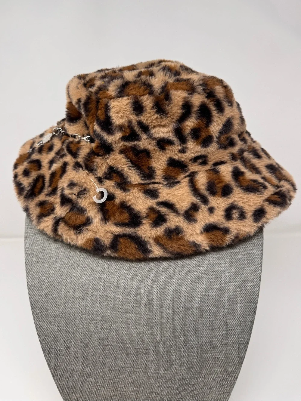 NWOT Ed Hardy Bucket‎ Hat Faux Fur Leopard Print Charm Bracelet